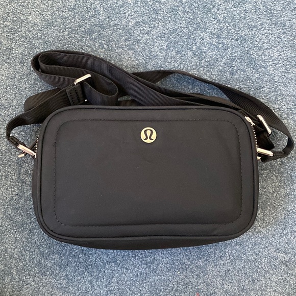 lululemon athletica Handbags - Lululemon Crossbody Camera Bag Black